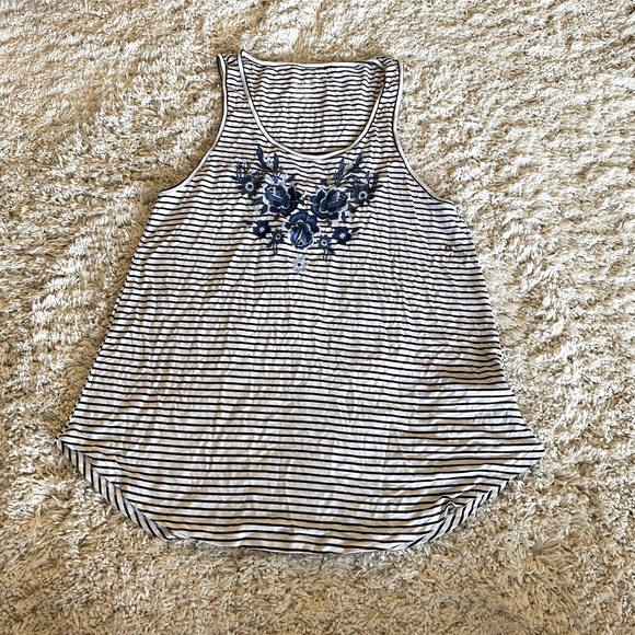 Woman’s tank - Picture 1 of 2